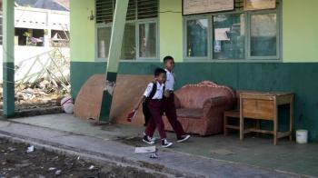 Siswa Korban Tsunami Pandeglang Butuh Seragam Sekolah